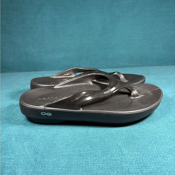 Size 7 - Women’s OOFOS OOlala black flip flops sandals - Picture 3 of 6